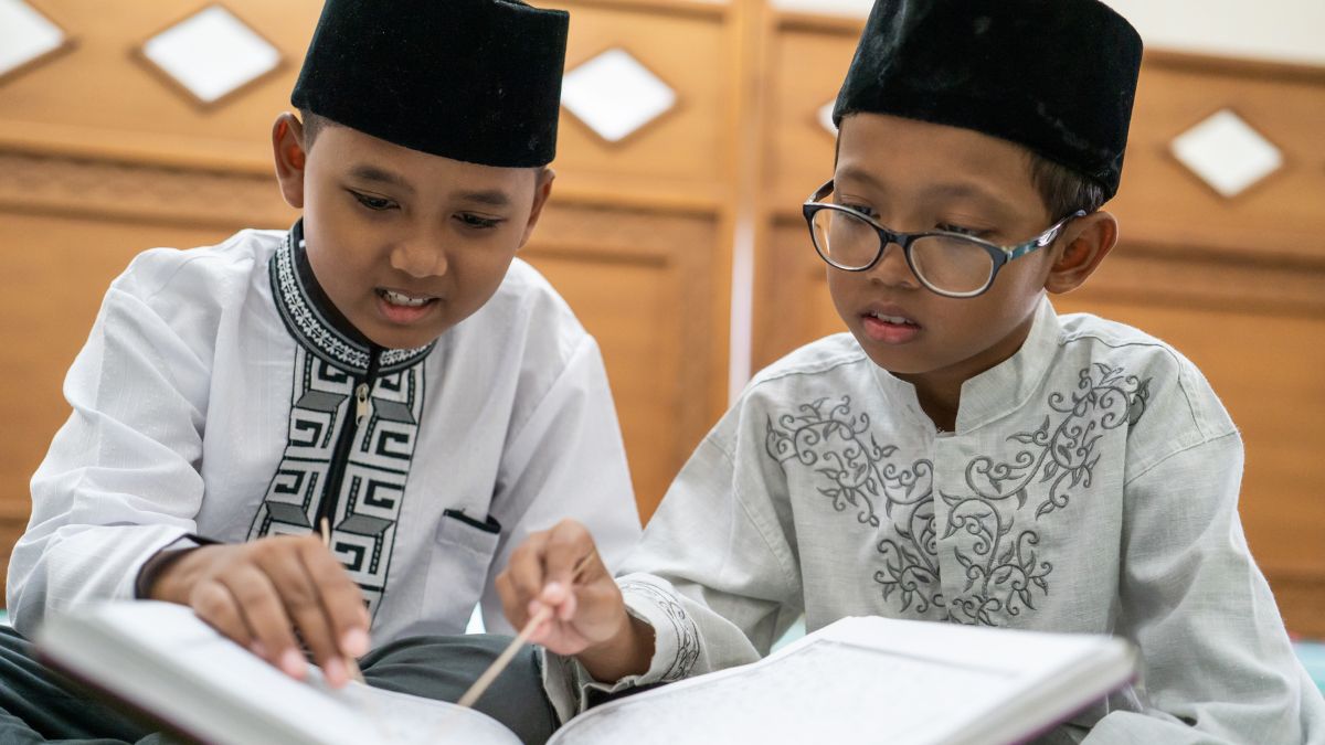Siswa kelas 4 SD membaca Al-Qur'an dalam pembelajaran Agama Islam.