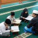 Anak-anak belajar Agama Islam di kelas.