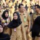 ASN Indonesia tahun 2025 mengenakan kemeja putih dan bawahan gelap sebagai seragam dinas baru pada hari Senin, menggantikan seragam khaki.