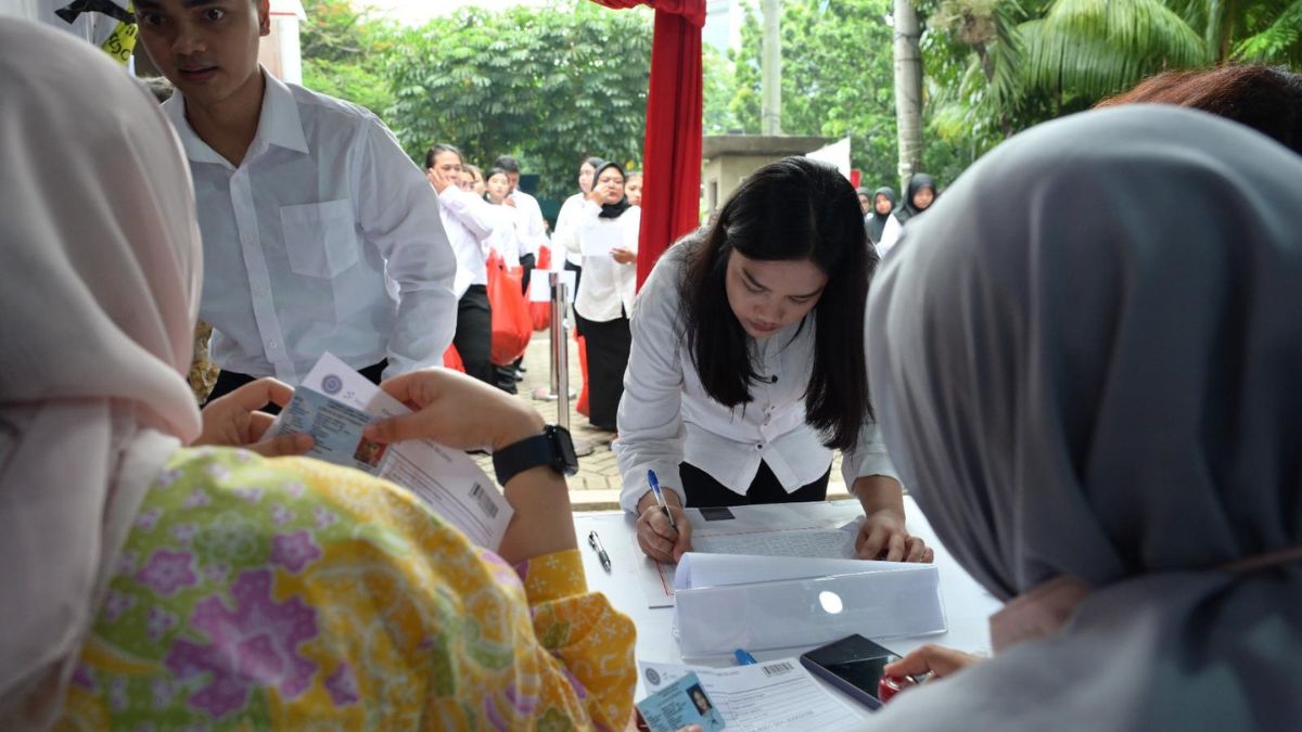 Ilustrasi seleksi CPNS 2025, calon peserta sedang mempersiapkan diri dengan membaca buku tes CPNS.
