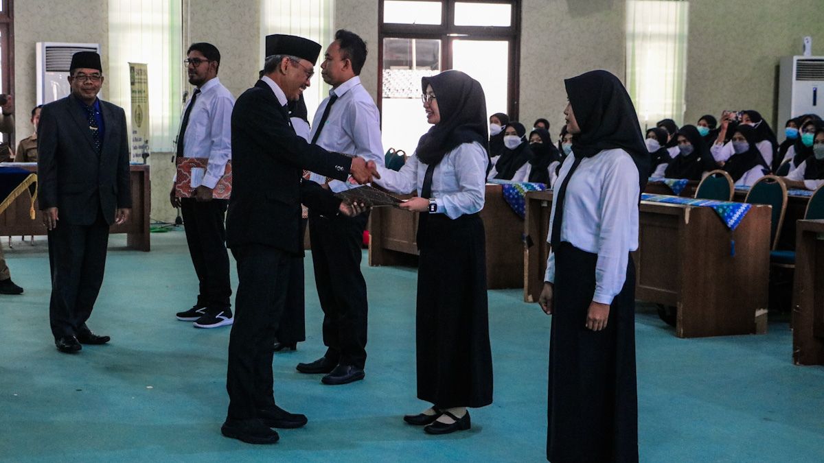 Ilustrasi pegawai PPPK tahun 2025 yang sedang menerima surat keputusan pengangkatan.