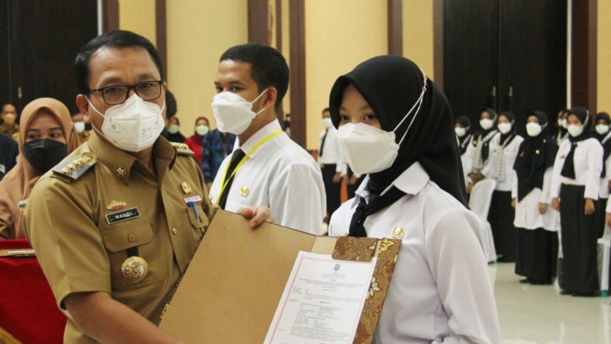 Ilustrasi pegawai pemerintah menerima Surat Keputusan (SK) pengangkatan PPPK dengan latar belakang kantor pemerintahan.