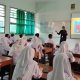 Guru Pendidikan Agama Islam (PAI) mengajar siswa di kelas dengan metode interaktif