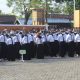Ilustrasi tenaga honorer sedang bekerja di kantor pemerintahan, mencerminkan perjuangan mereka untuk mendapatkan NIP.