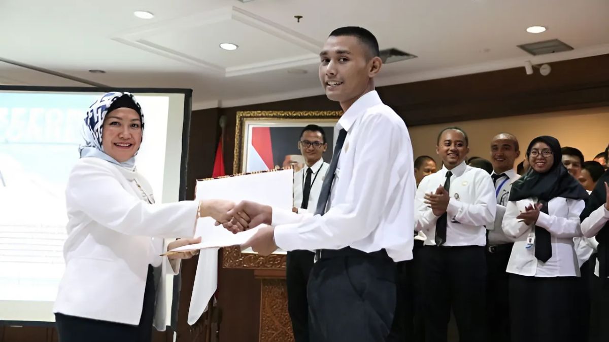 Ilustrasi guru honorer yang beralih status menjadi PPPK di lingkungan sekolah.