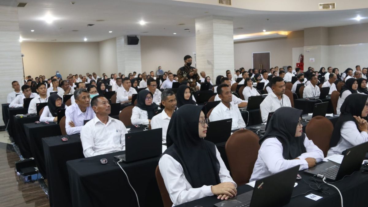 Tenaga honorer dialihkan menjadi tenaga alih daya, pemerintah memberikan solusi penghapusan tenaga honorer dengan penyesuaian gaji sesuai UMR.