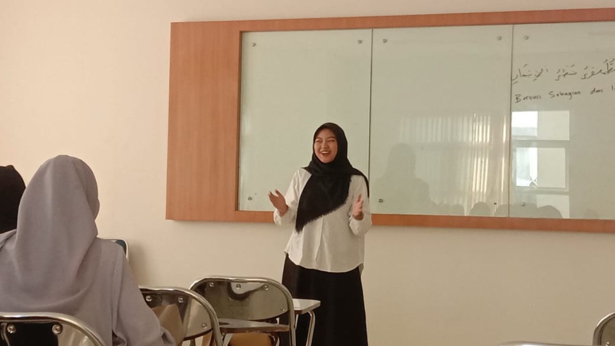 Guru sedang mengajar di kelas dengan penuh semangat setelah mendapatkan tunjangan sertifikasi tahun 2025.