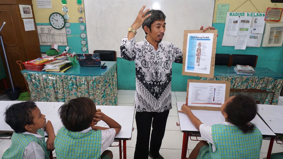 Presiden dan Menteri Pendidikan mengumumkan kebijakan baru pencairan tunjangan guru langsung ke rekening tanpa perantara.
