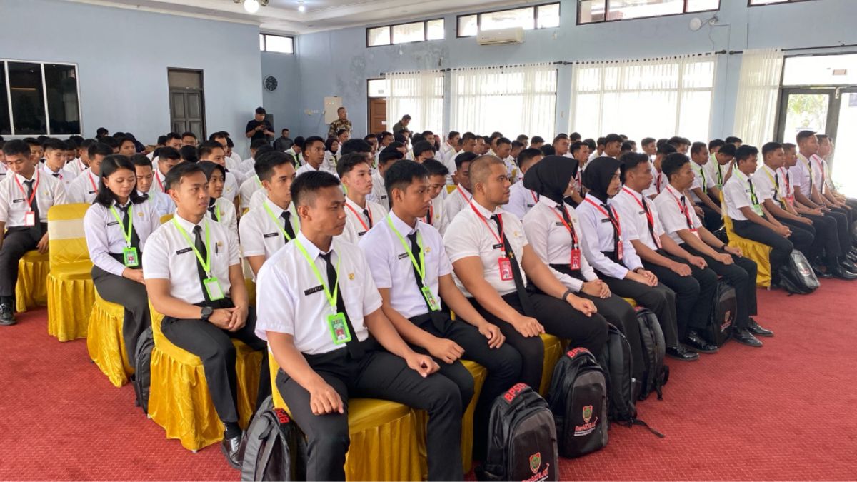 Peserta Latsar CPNS 2024 sedang mengikuti pelatihan di ruang kelas dengan instruktur di depan.