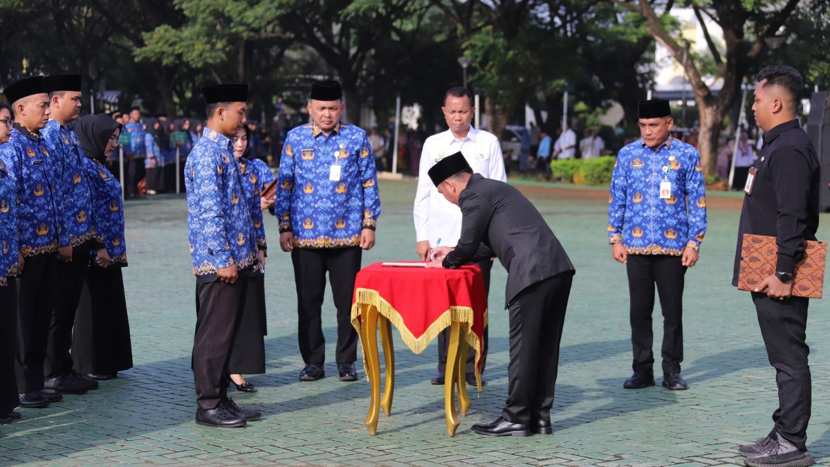 Bupati Bekasi Ade Kuswara Kunang melantik ribuan tenaga honorer menjadi PPPK di Plaza Pemda Bekasi pada 26 Maret 2025.