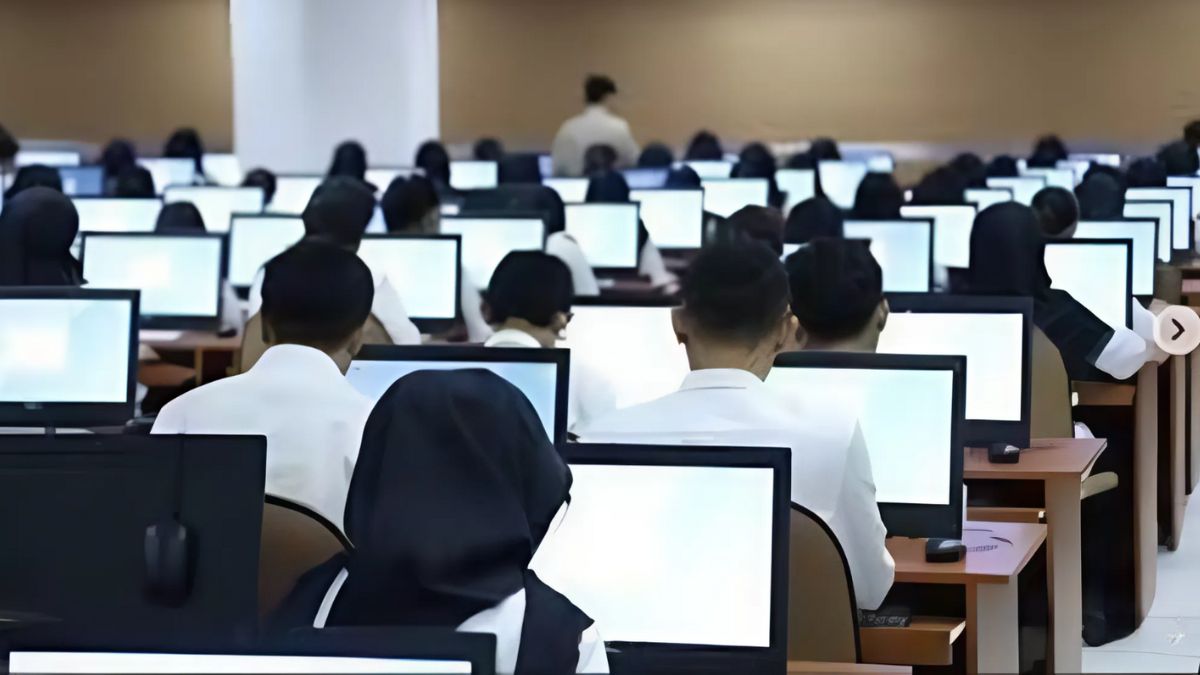 Seorang pegawai honorer sedang membaca dokumen resmi pengangkatan PPPK Paruh Waktu berdasarkan Keputusan Menpan RB Tahun 2025.