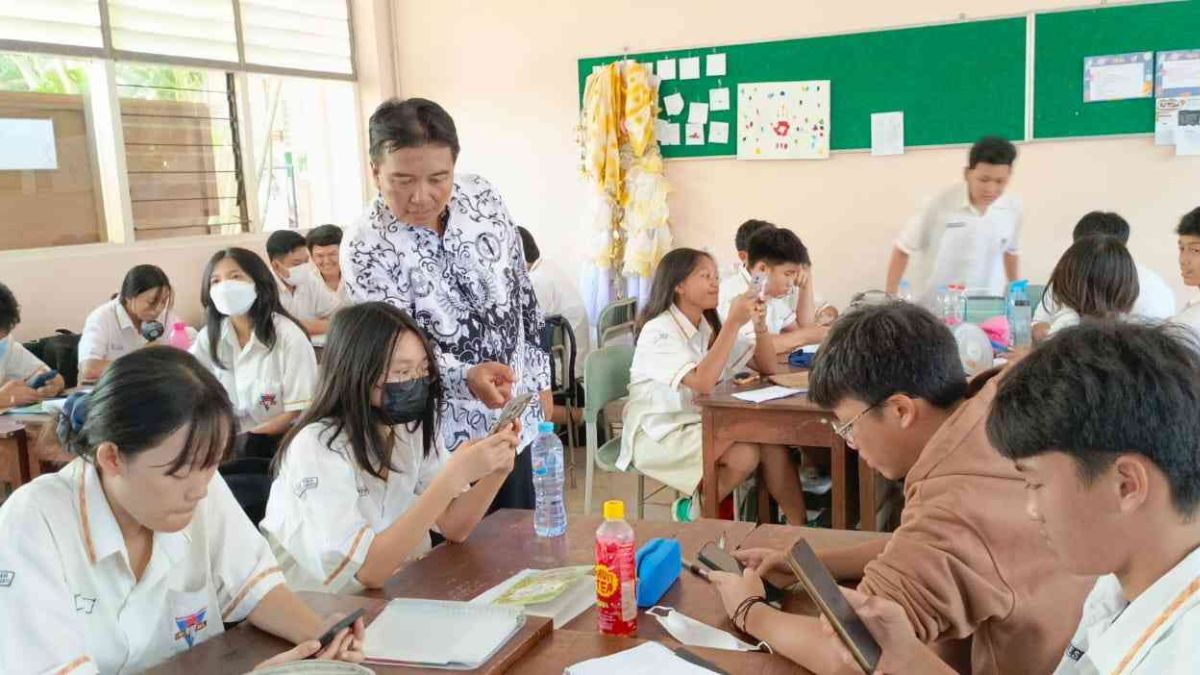 Guru profesional mengikuti pelatihan PPG 2025 dengan semangat untuk mendapatkan sertifikat pendidik dan tunjangan tiga kali gaji.