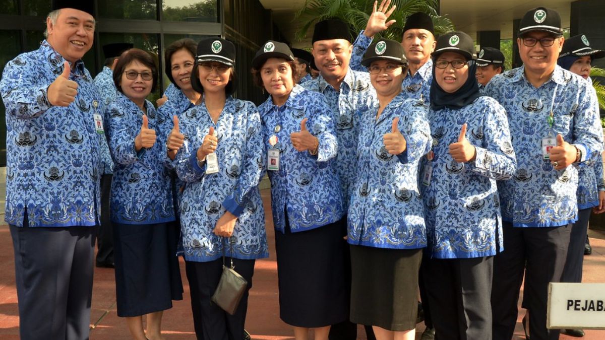 Ilustrasi pegawai PPPK tersenyum bahagia setelah menerima gaji ke-13 secara penuh dari pemerintah.
