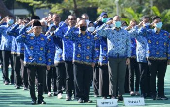 ASN bekerja dari rumah dengan laptop dalam suasana santai namun tetap profesional
