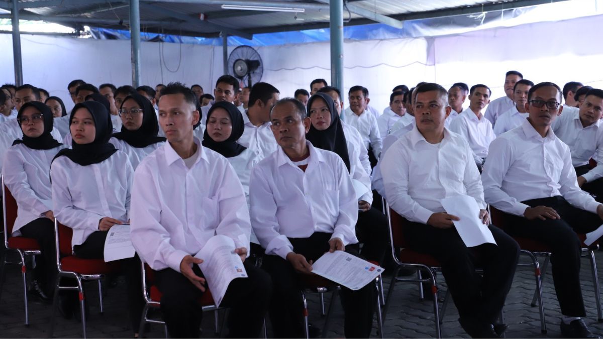 Peserta seleksi PPPK sedang mengikuti ujian di ruang komputer