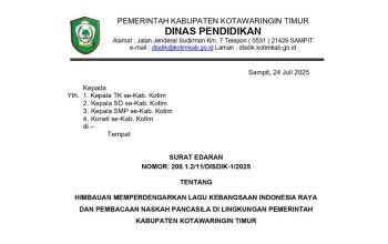 Siswa-siswi SD di Kotim berdiri menyanyikan lagu Indonesia Raya di dalam kelas
